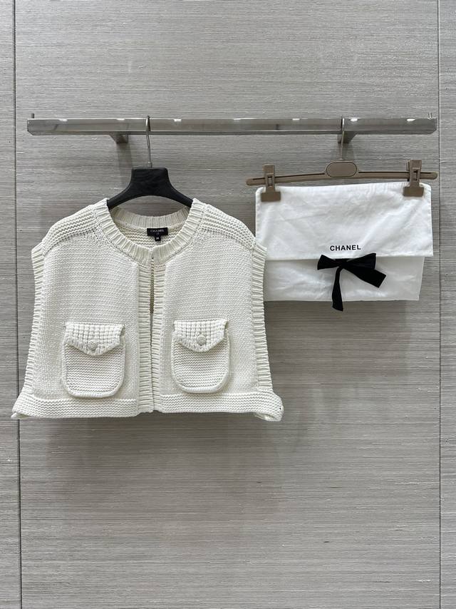 高版本出 原单品质，独家首发 Coco女孩穿搭，粗针钩织设计短款廓形针织马甲！定制Yb棉纱线织造 质感高级舒适 廓形马甲剪裁 细致轮廓包边装饰 宽肩廓形配合翻盖