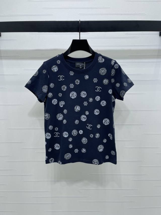 上新原单高端品质 Chane* 2025早秋最新系列！字母山茶花圆领短袖T恤！定制丝光全棉材质 柔软亲肤 舒适有型 常规短袖版型 通体分布彩色印花纹理 穿插不同