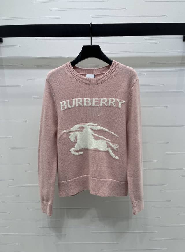 上新原单高端品质 Burberr* 2025早秋最新系列！战马钩花长袖套头毛衣！定制羊毛纱线织造 质感高级 舒适柔软 套头长袖毛衣剪裁 密实针织御寒防风 通体螺
