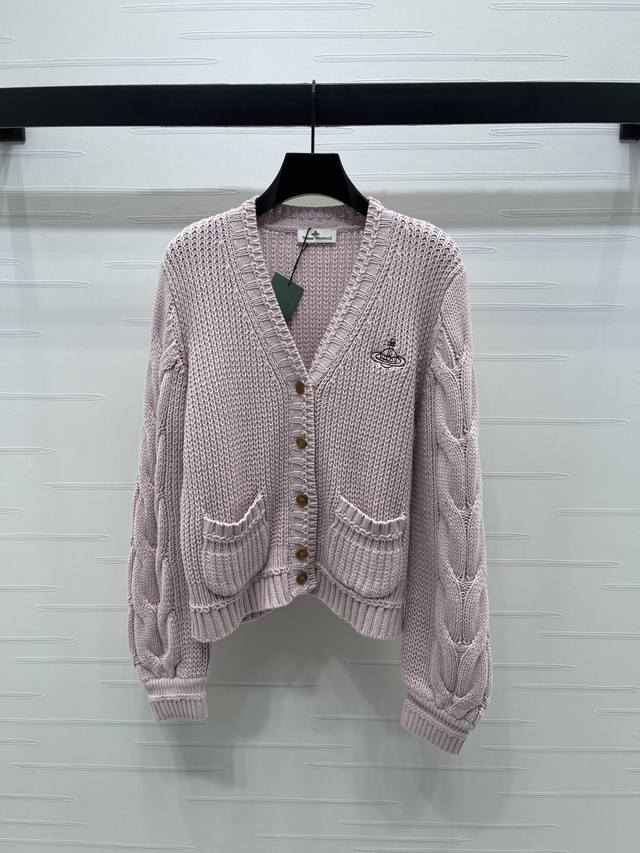 上新原单高端品质 Vivienewestwoo* 2025早秋最新系列！双口袋V领针织开衫！定制羊毛纱线织造 质感高级 舒适柔软 镂空肌理明显 大身以素色绞花理