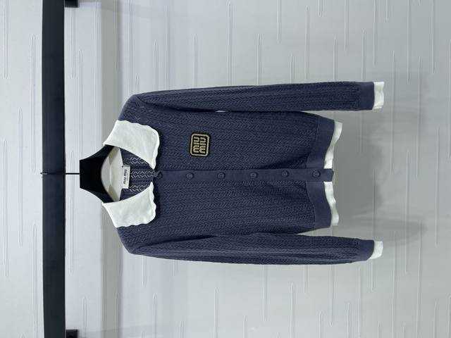 上新原单高端品Miumi* 2025早秋最新系列！翻领镂空钩花针织开衫！定制Y羊毛纱线织造 质感高级 舒适柔软 翻领针织开衫剪裁 通体镂空钩花组成竖坑条针织肌理