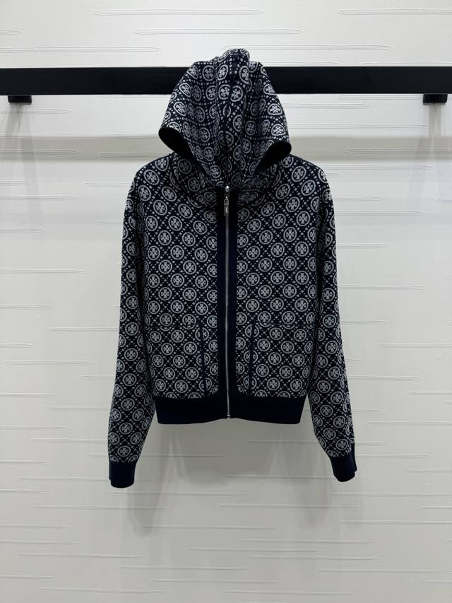 上新原单高端品质 Thom Brown* 2025早秋最新系列！连帽提花双面针织开衫！定制羊毛纱线织造 质感厚实保暖 开衫版型 拉链调节风格随心 温婉不失休闲