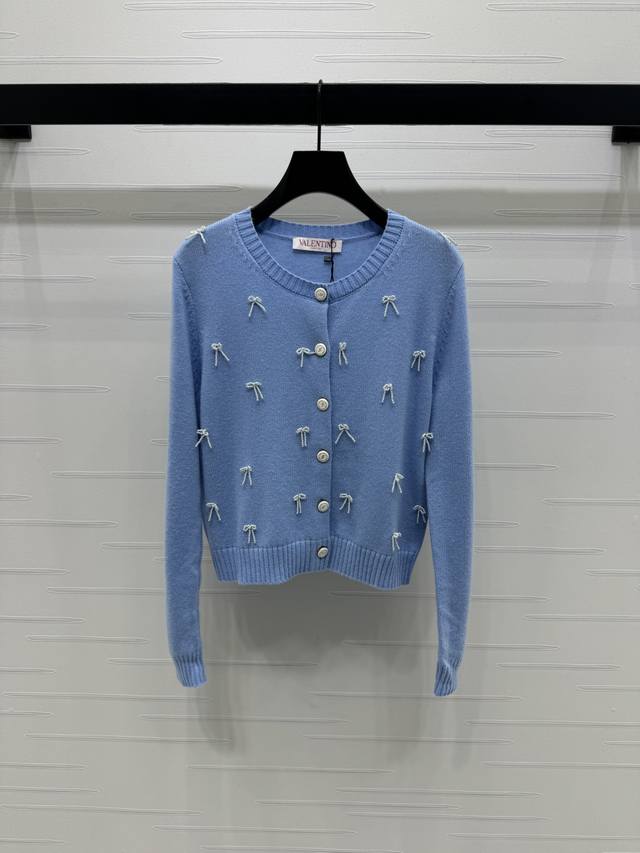 上新原单高端品质 Valentin*2025早秋最新系列！立体蝴蝶结圆领长袖开衫！定制羊毛纱线织造 质感高级 舒适柔软 圆领长袖开衫剪裁 细密针织保暖不厚重 同