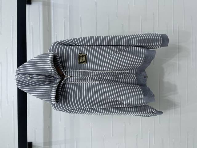 上新原单高端品Miumi* 2025早秋最新系列！条纹连帽针织长袖开衫外套！定制进口纱线织造 弹力舒适 透气好穿 连帽拉链外套版型 穿脱方便 单穿或敞开叠穿 增
