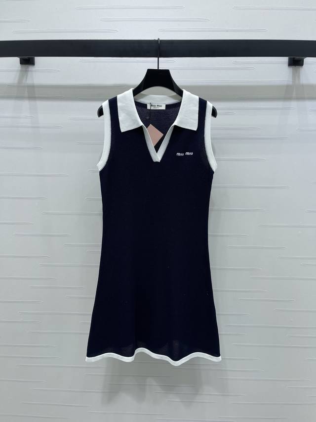 上新原单高端品质 Miumi*2025早秋最新系列！翻领镂空针织背心裙！定制进口纱线织造 翻领针织背心裙剪裁 搭配独特的V字领口显露纤细锁骨 通体镂空钩针肌理