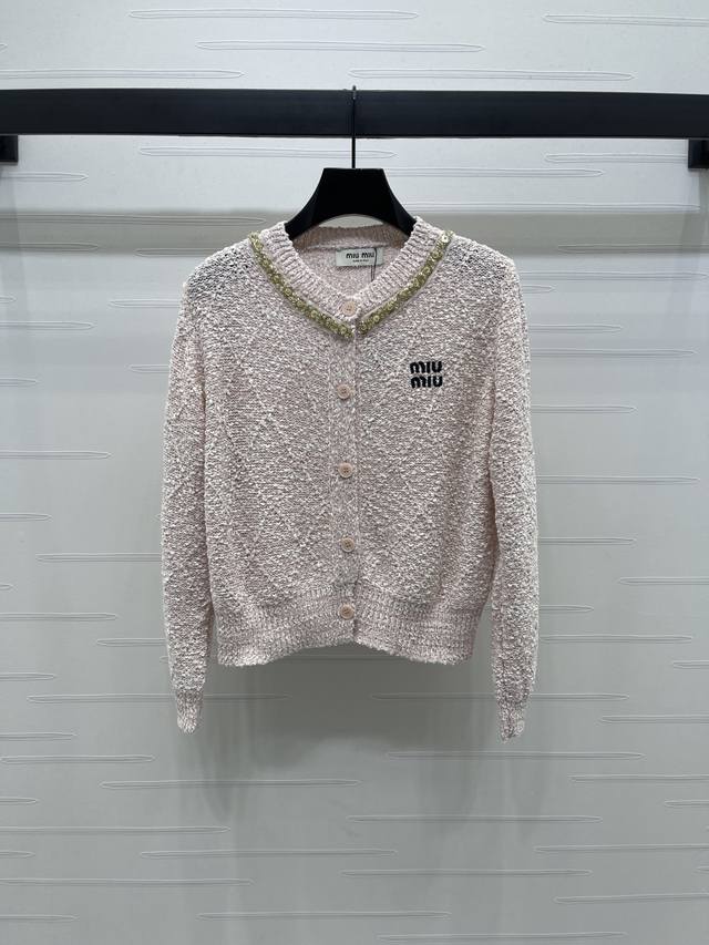 上新原单高端品质 Miumi*2025早秋最新系列！！链条圆领针织长袖开衫！定制羊毛纱线织造 质感高级舒适 圆领针织长袖开衫剪裁 胸前装点标志性字母徽标图案 彰