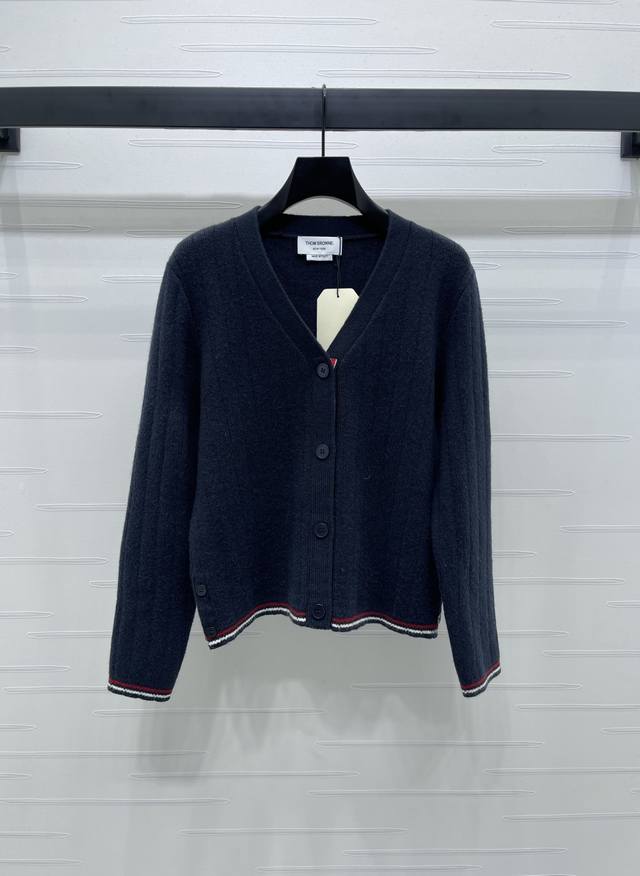 上新原单高端品质 Thom Brown* 2025早秋最新系列！条纹撞色V领针织开衫！定制羊毛纱线织造 细腻柔软 弹力十足 套头长袖毛衣版型 袖口和衣摆条纹勾勒