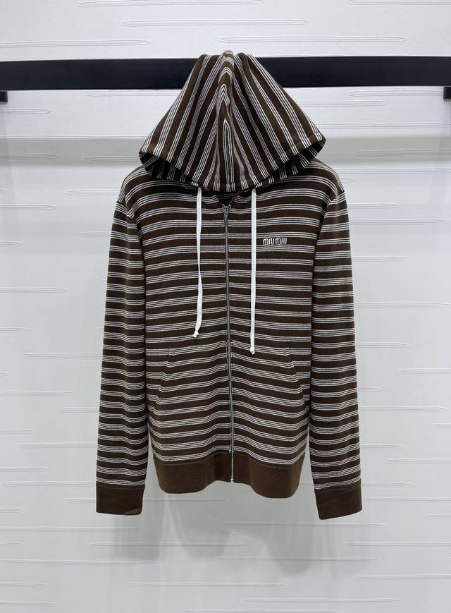 上新原单高端品Miumi* 2025早秋最新系列！连帽拉链针织长袖开衫外套！定制Yb丝毛纱线织造 质感细腻 穿搭舒适 连帽拉链外套版型 穿脱方便 单穿或敞开叠穿