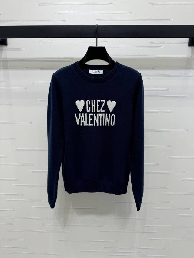 上新原单高端品质 Valentin*2025早秋最新系列！圆领钩花套头毛衣！定制羊毛纱线织造 质感高级 舒适柔软 圆领长袖毛衣剪裁 密实针织御寒防风 领口袖口宽