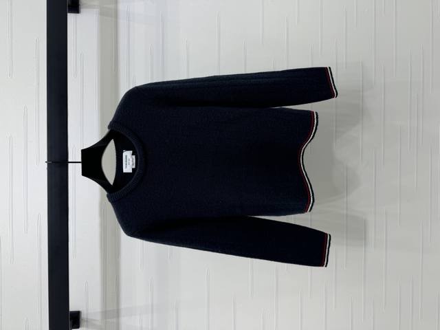 上新原单高端品质 Thom Brown* 2025早秋最新系列！条纹撞色套头毛衣！定制羊毛纱线织造 细腻柔软 弹力十足 套头长袖毛衣版型 袖口和衣摆条纹勾勒 弹