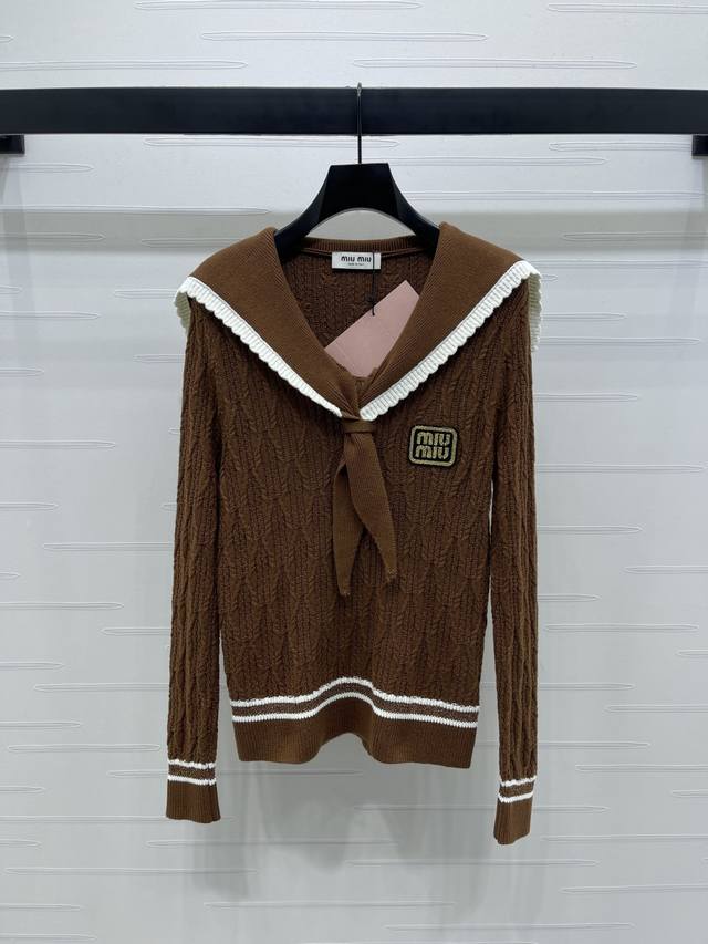 上新原单高端品质 Miumi*2025早秋最新系列！披肩领针织长袖！定制羊毛纱线织造 细腻肌理 柔软舒适 披肩领针织长袖裁剪 前襟系带披肩设计 增添时尚调性 撞