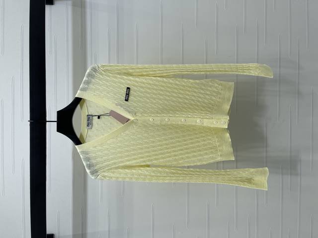 上新原单高端品Miumi* 2025早秋最新系列！V领针织长袖开衫！定制丝毛纱线织造 细腻柔软 弹力十足 精致V领领设计 通体双重竖坑条分布 镂空和麦穗感纹理细