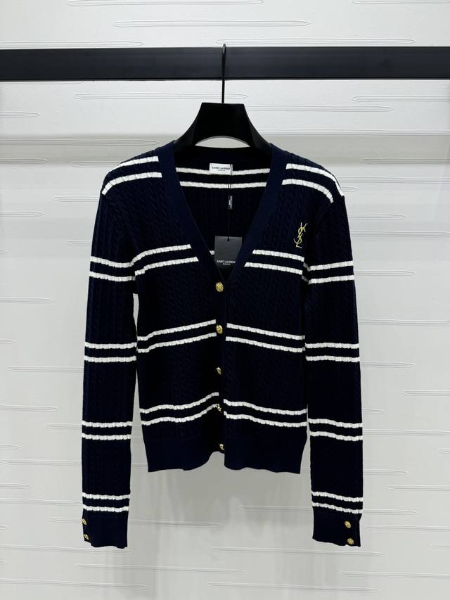 上新原单高端品质 Ysl* 2025早秋最新系列！撞色刺绣字母条纹V领开衫长袖！小麻花纹理，刺绣Logo标志低调奢华，经典修身版型不挑人精致简洁上身显瘦又百搭！