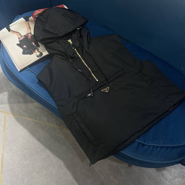 Prad* Ss秋季倒三角标拉链尼龙棉服马甲背心一年四季都可以穿，面料采用科技环保100%再生锦纶尼龙材质，抗皱有型走线工整细密，普家一直走的是低调奢华路线，舒
