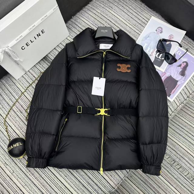 独家首发 强烈推荐 25年早秋冬系列 Cel*新款立领拉链羽绒服外套 凯旋门皮牌点缀 搭配定制凯旋门金属松紧腰带 轻盈饱满 90白鹅绒填充 高端品质 2色Sml