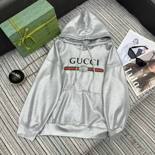 强烈推荐 Gucc* 25Fw早秋新款 字母印花烫银连帽卫衣丨独家高版出品！宽松连帽卫衣裁剪 凸显品牌格调 采用克重纯棉制成 垂坠感十足 呈现显瘦视觉效果 整件