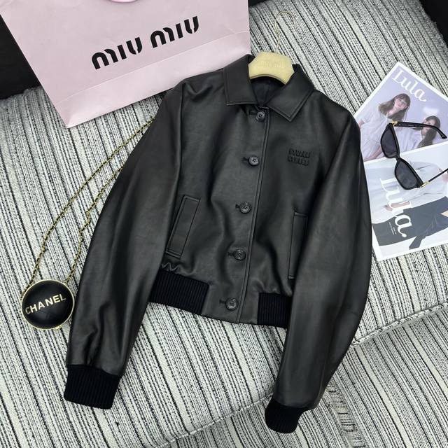 强烈推荐 25年早春夏系列 Miu*新款小绵羊皮翻领夹克外套 皮字母点缀 Sml
