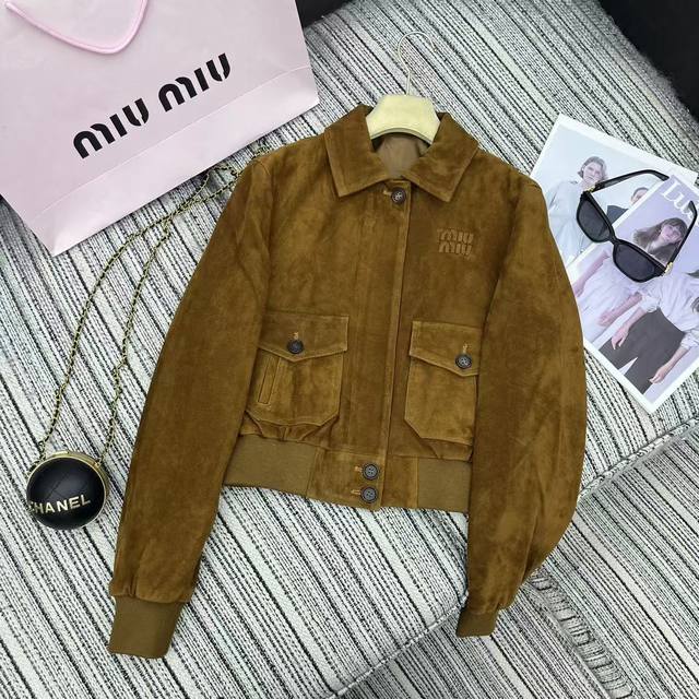 强烈推荐 独家首发 25年早秋系列 Miu*新款 独家定制麂皮绒面工艺 翻领长袖短款皮夹克外套 超级好看洋气的颜色 字母点缀 大口袋 Yb1:1定制 Sml