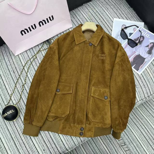 强烈推荐 独家首发 25年早秋系列 Miu*新款 独家定制麂皮绒面工艺 翻领长袖中长款皮夹克外套 超级好看洋气的颜色 字母点缀 大口袋 Yb1:1定制 Sml