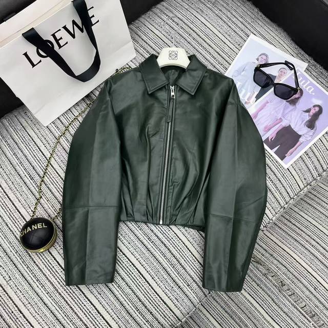 强烈推荐 25年早春夏系列 Loe*新款翻领褶皱设计小绵羊皮夹克外套 杨幂同款 字母皮牌点缀 Yb1:1定制 高端品质 两色Sml
