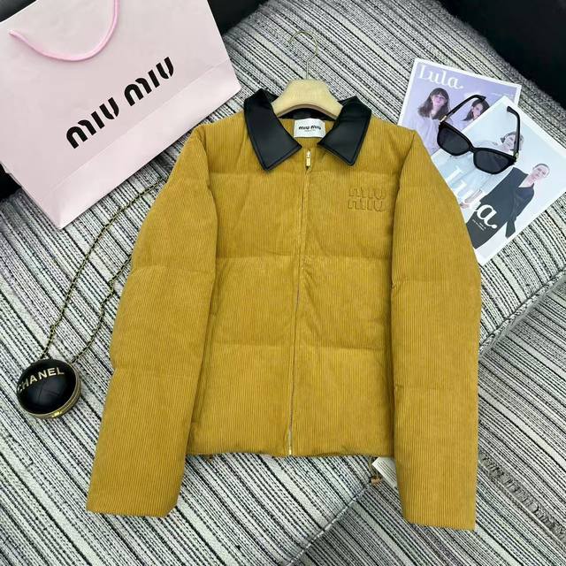强烈推荐 25年早秋冬系列 Miu*新款皮翻领灯芯绒羽绒服外套 90绒填充 刺绣贴布绣点缀 Sml