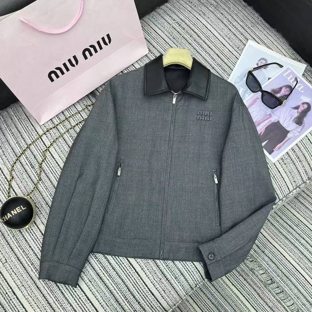 强烈推荐 25年早秋系列 Miu*新款格纹皮翻领夹克外套 字母贴布绣点缀 Sml