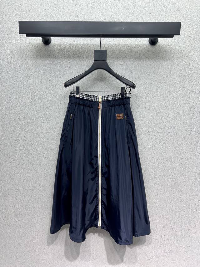 Miu家拉链尼龙半裙 质感细腻软糯 经典减龄单品！设计时髦版型不挑人上身巨显瘦！白富美必收的完美单品。质感超赞 完美做工品质 高品质 尺码Sml