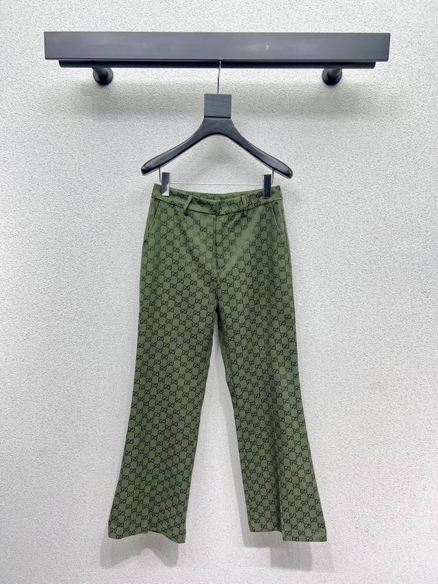 G家一系列绿色提花西装长裤 高级手工坊系列款 非常高级的进口高密度质地 满身提花面料 仔细看细节 上身非常飒 干净有品 提气质~~完全按照高定成衣水准 无法不爱