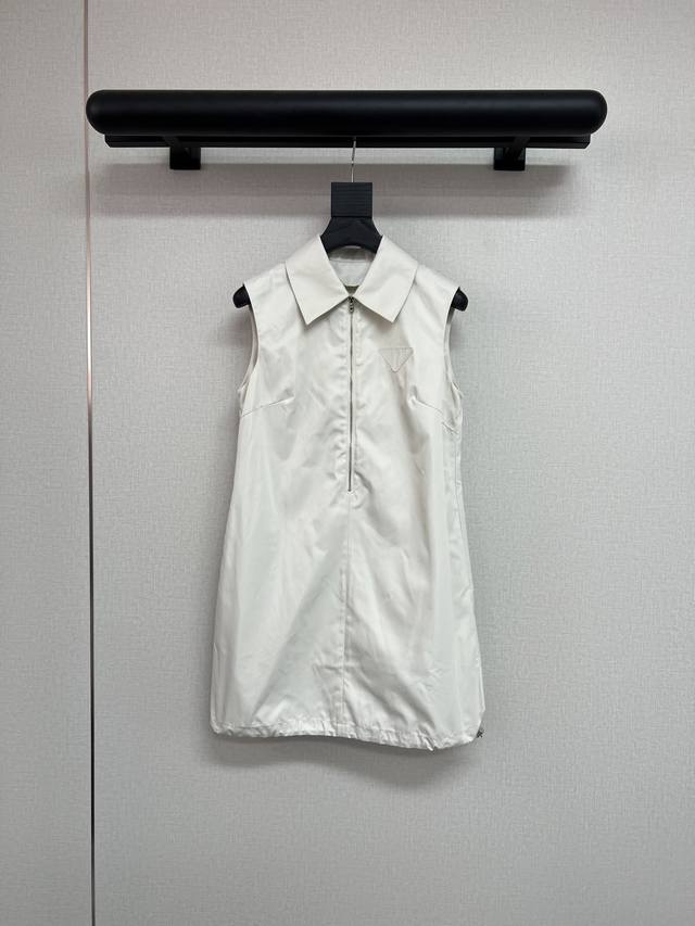 高品质 Pra*2025早秋系列 非常经典的尼龙款 现代时髦感很强 采用高品质浅杏色尼龙面料 顺滑有质感 高级感满满 无袖小A版型完全不挑身材 下摆抽绳可以调节