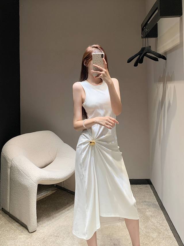 Loewe 罗意威 爆款系列经典金属胸针金扣徽标Logo简约大气 金色不规则纽扣装饰腰部褶皱立体感高级感气质捏褶不对称无袖连衣裙小黑裙。Smlxl