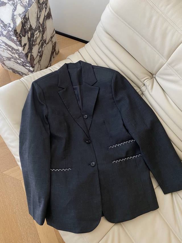 25Pf 羊毛经典休闲西服 打破传统西装刻板印象 兼顾休闲感与正式感 经典高级搭配羊毛混纺 宽松版型口袋装色波浪线条点缀 配合下装条纹Mini腰带百褶裙长完美分