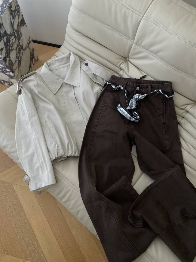 25Pf秋冬 阔腿牛仔裤 舒适有型的阔腿版型 穿着慵懒的同时也更为有型 大裤腿的包容性极好 也不挑腿型 走到哪里都那么拉风丝巾点缀时髦感十足2色3码