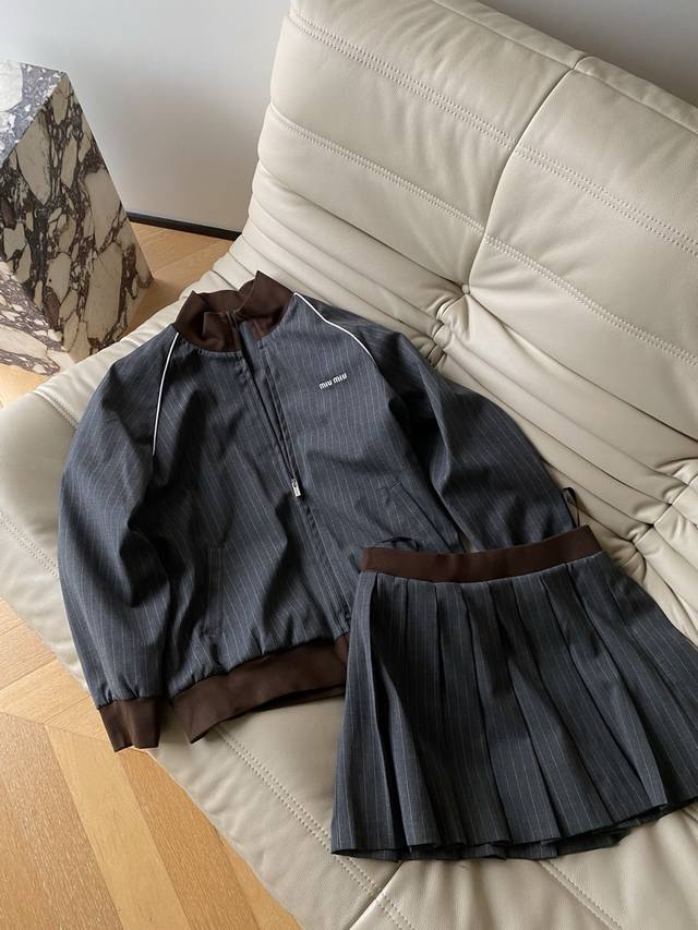 25Pf秋冬 Miu竖条纹棒球服百褶裙套装 混纺羊毛面料垂感十足深灰色高级感满满 外套学院风落肩显瘦领口撞色螺纹时尚休闲 下半身搭配百褶半裙一套 热门款推荐1色