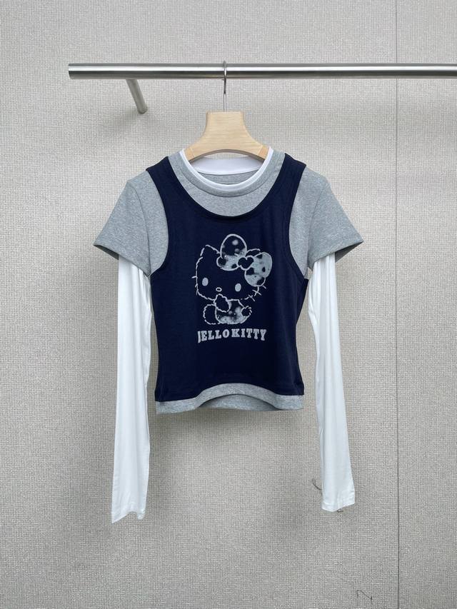 Revan芮范2025秋季新品Hellokitty植绒图案撞色假三件套，浅灰色衣身搭配米白色袖子，色彩碰撞大胆又和谐，视觉冲击力超强，胸口的K T植绒印花设计，