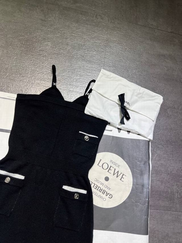 早秋新款上新啦，原版开发，香家黑色针织吊带裙 2025秋冬预告系列 黑白拼色设计 精致Logo纽扣装饰 简约高级 定制针织面料 柔软舒适 弹力修身版型 上身显瘦