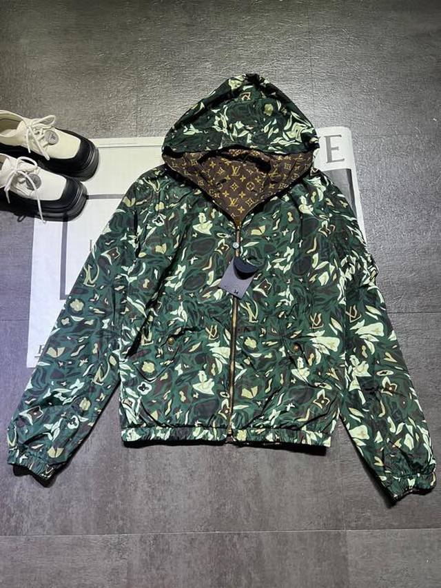Lv**2025Nigo联名新款男女同款，时尚潮流设计感百搭休闲双面连帽外套出货，两种穿法，一衣多样化，老花大版型，现货Sml