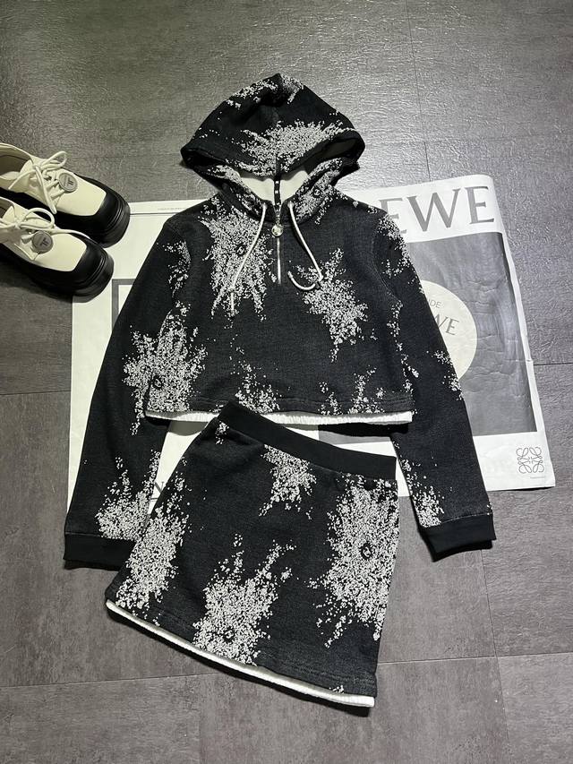 Chane*香奈儿女士卫衣，25B新款P104210提花短款连帽衫半裙配套出货，定制面料，上衣半裙分开拿，一套上身超好看，现货Sml