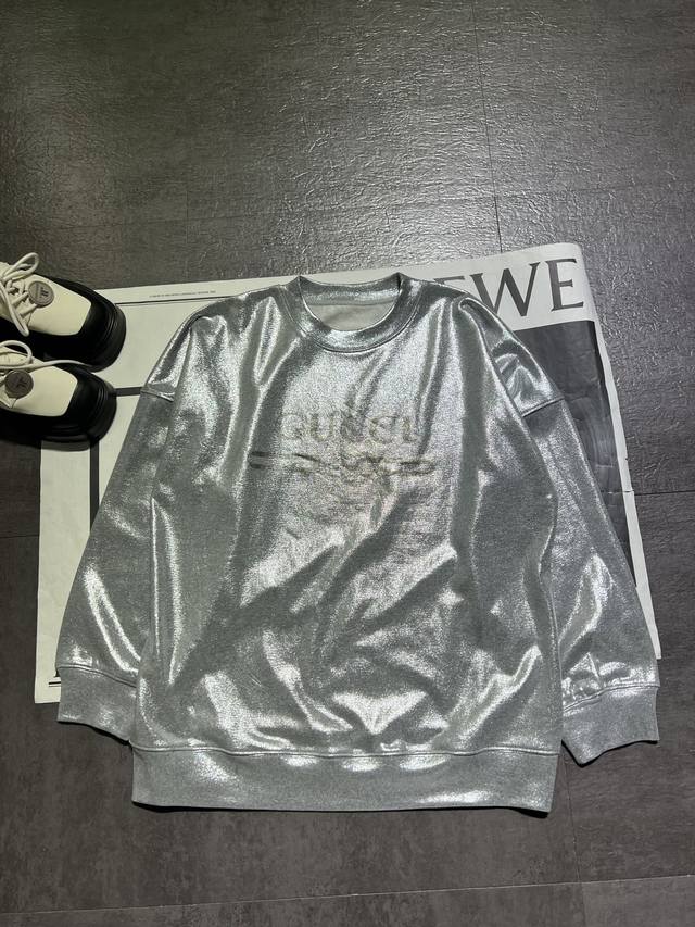 Gucc*古驰女款经典银色圆领套头卫衣时尚休闲运动款，定制银光面料，上身超好看，大版型，现货Sml