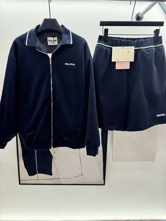 2025 Autumn And Winter 上衣 短裤 Miumi*，休闲拉链开衫同款中裤， 早秋慵懒时髦精，随性利落， 运动少女休闲风！ 三码！