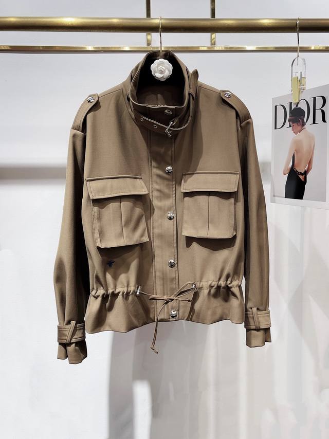 上新啦～独家高定风衣首发 25Aw Dio*秋冬独家高版本重工蜜蜂刺绣立领短款风衣外套～今年专柜最新款 酷Girl挚爱的工装风休闲的落肩搭配立体口袋 肩袢上身挺