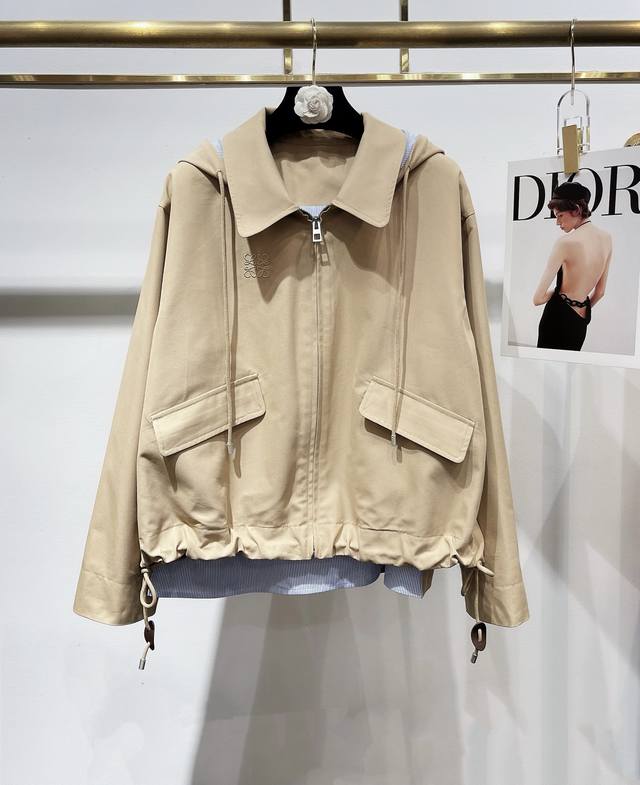 上新啦～独家高定风衣首发 25Aw Loew*秋冬独家高品质王炸刺绣假两件拼接连帽风衣外套 自带工装酷感慵懒滤镜 素颜穿上也超显气色的绝美风衣外套～短款解构设计