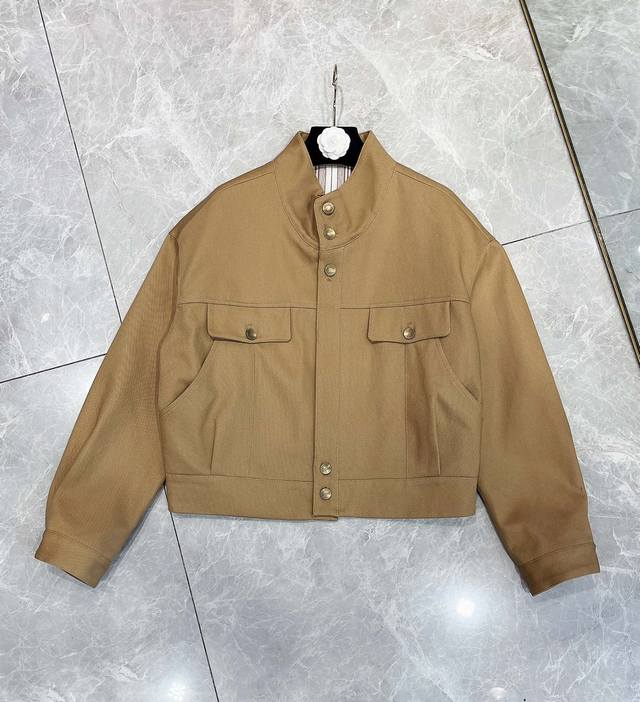 上新 独家高定外套首发 25Aw 独家爆款高品质美式复古腔调痞帅慵懒时髦立领短外套 这款休闲外套整体版型属于基础的款式 所以适合各种身材穿着 但做了小小的设计感
