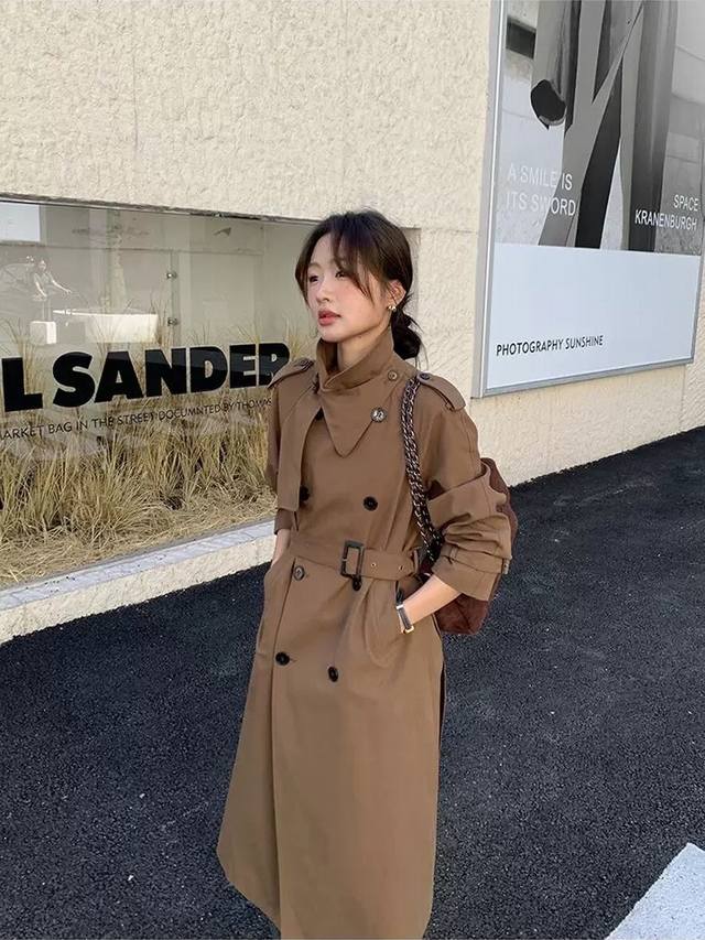 上新～独家高定风衣外套首发 25Aw Burberr*独家爆款高品质重工风衣，经典复刻 保持一贯率性基调 摒弃复杂的点缀 以别致的剪裁与轮廓修饰身形 融入潮流细