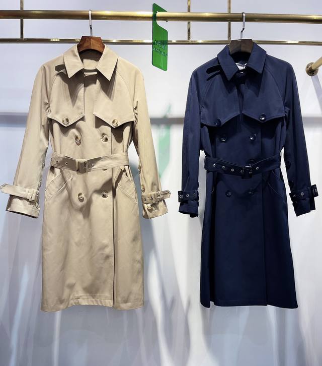 上新～独家高定风衣首发 25Aw Bottega Venet*大牌的极简范长风衣来袭面料采用日本进口高密皱感棉混纺风衣料，布面自带皱感肌理的风格，独特别致，日常