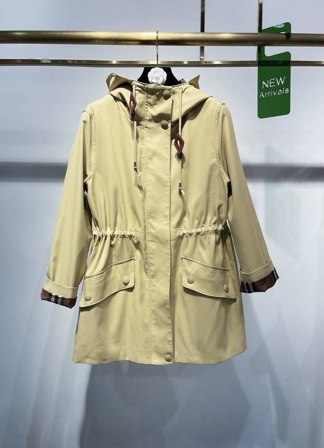 上新 独家高定爆款风衣 25Aw Burberr*高品质重磅级别爆款风衣登场～重点是Yb定制面料，定制周期长达三个月！专业的功能性三合一面料，耐磨，防风，防泼水