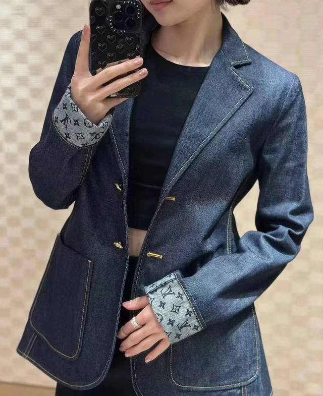 上新啦～独家高定牛仔外套首发 25Aw Louis Vuitto*刘亦菲同款秋冬最新款原浆色牛仔西装外套经典老花内衬设计 立体的修身剪裁 版型上身帅气又复古时髦