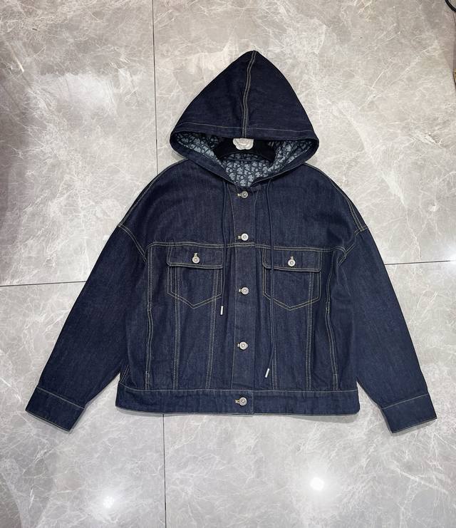 上新～独家高定牛仔外套首发 25Aw Dio*独家高品质经典老花连帽牛仔外套，这个复古牛仔蓝不要太绝 内里经典印花 低调又时髦～撞色明线设计打破整体单一性时尚感