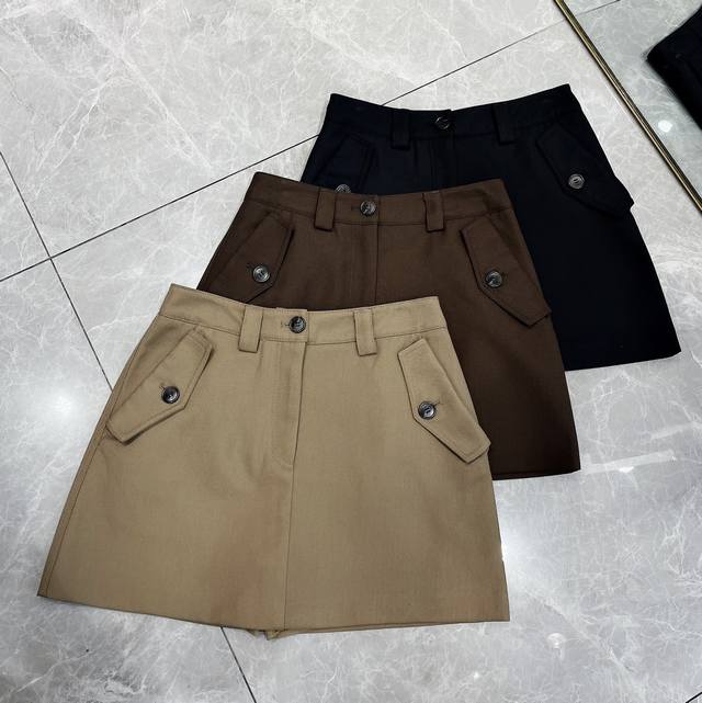 上新 独家高定半裙首发 25Aw Miumi*独家高品质轻奢复古工装半裙，柔飒兼具 上身率性有型 又不失棉感的顺滑 亲肤自然更舒适 前片侧袋装饰 凸显强烈的工装