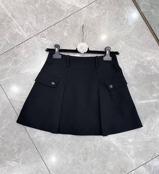 上新 独家高定半裙首发 25Aw Dio*独家爆款轻奢大口袋压褶半裙，采用桑蚕丝氨纶交织混纺 舒适好穿 亲肤柔软 自带时装质感 压褶工艺 立体均匀 后腰隐形拉链