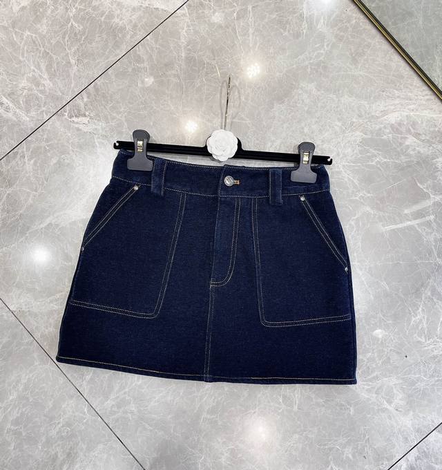 上新 独家高定半裙首发 25Aw Miumi*独家爆款经典简约复古蓝绣花半裙，这款真的超好搭配 长度刚刚好 布面纹理清晰自然 立体有型 触感棉感强 上身舒适好穿